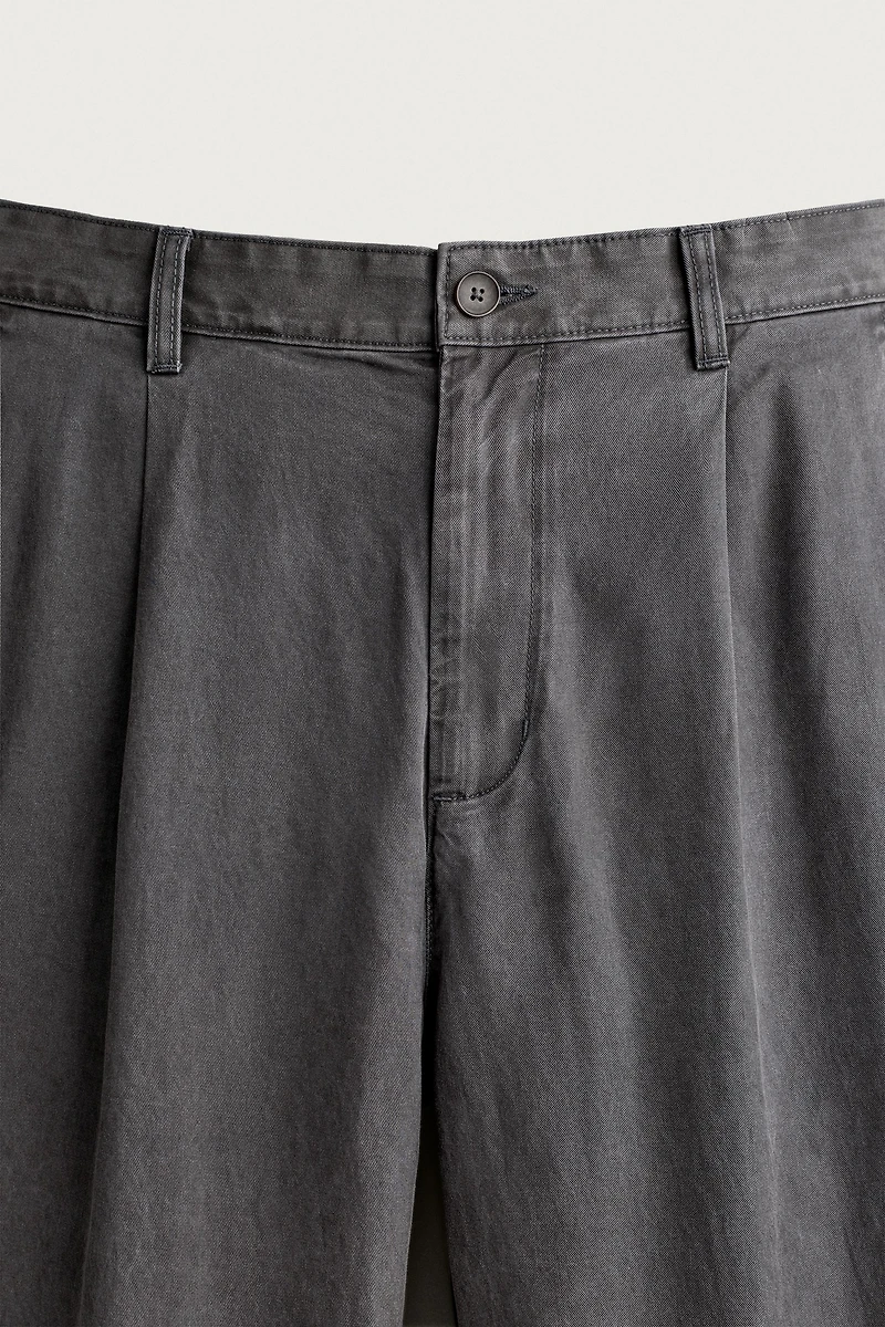 RELAXED FIT PLEATED CHINO PANTS