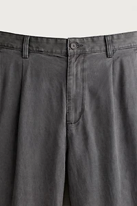 RELAXED FIT PLEATED CHINO PANTS