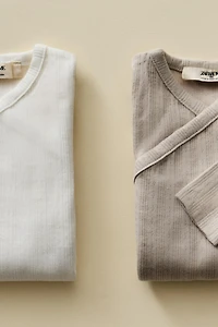 CHILDREN’S SET OF BODYSUITS
