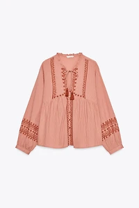 BLOUSE BRODERIES CONTRASTE