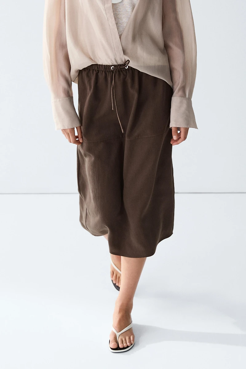 Flowing midi skirt with drawstring