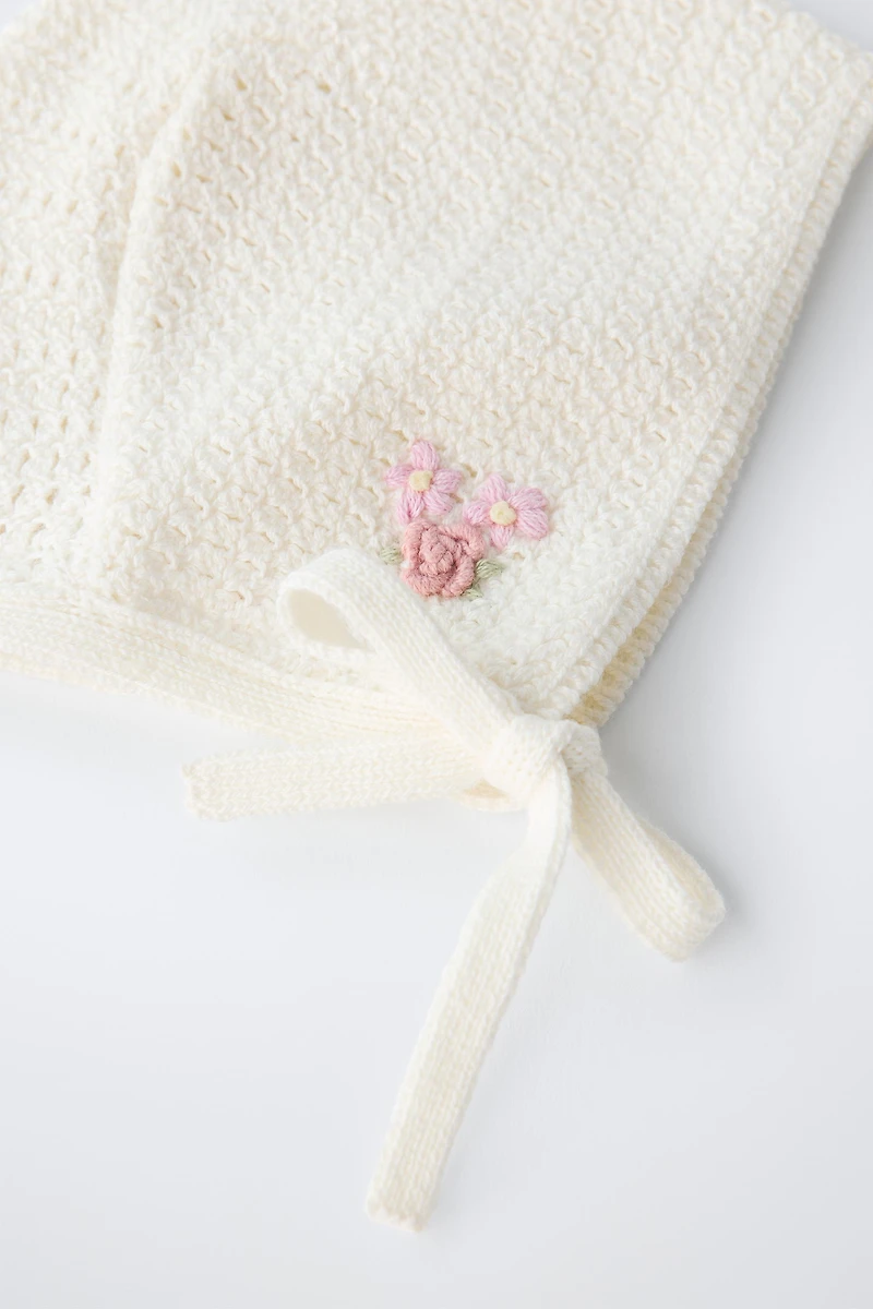BONNET EN MAILLE FLEUR BRODÉE