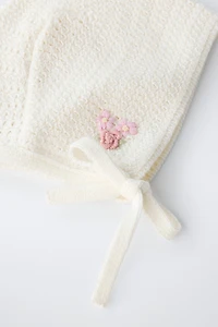 BONNET EN MAILLE FLEUR BRODÉE