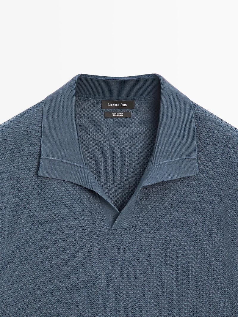 Polo en maille texturée à col V