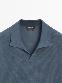 Polo en maille texturée à col V