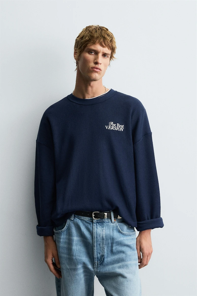 TEXTURED TEXT SWEATSHIRT