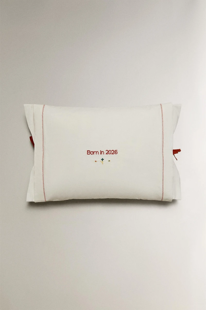 HOUSSE DE COUSSIN ENFANT "BORN IN 2026"