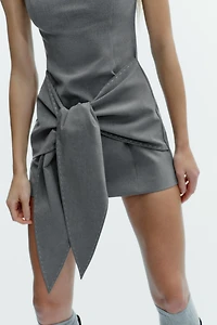 ROBE COURTE À NŒUD ET SURPIQÛRES