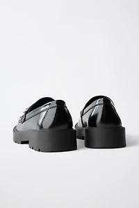 MOCASSINS À POMPONS