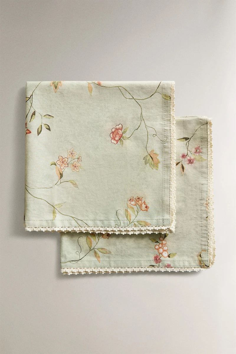 PACK OF FLORAL PRINT AND LACE TRIM NAPKINS (PACK OF 2)
