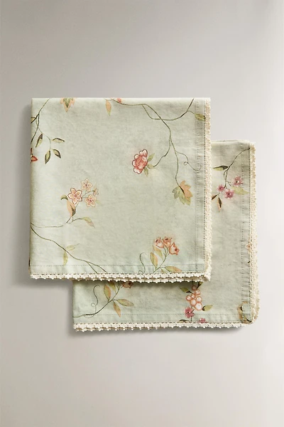 PACK OF FLORAL PRINT AND LACE TRIM NAPKINS (PACK OF 2)