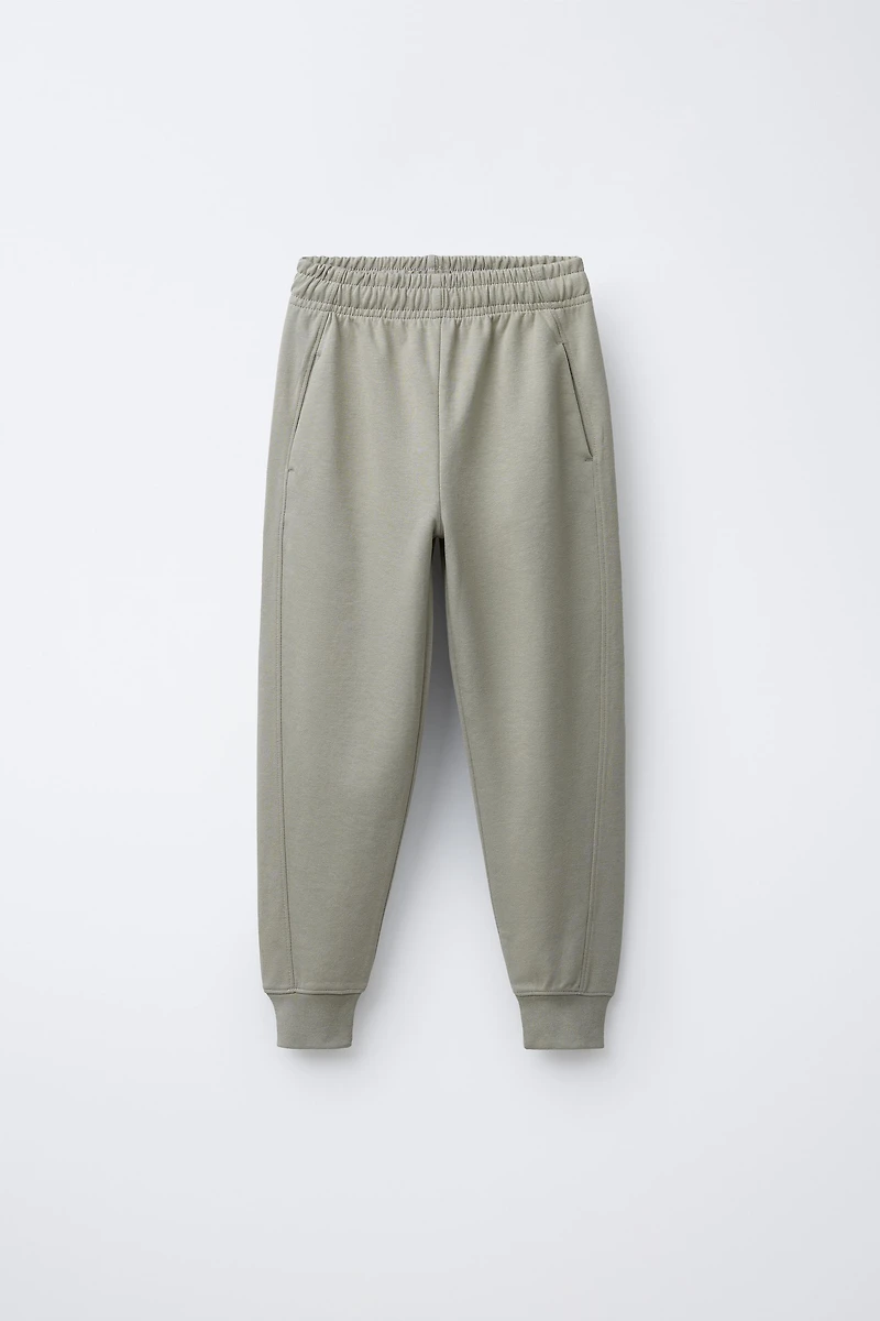 INTERLOCK SWEATSHIRT AND JOGGER SET WITH EMBOSSED TEXT