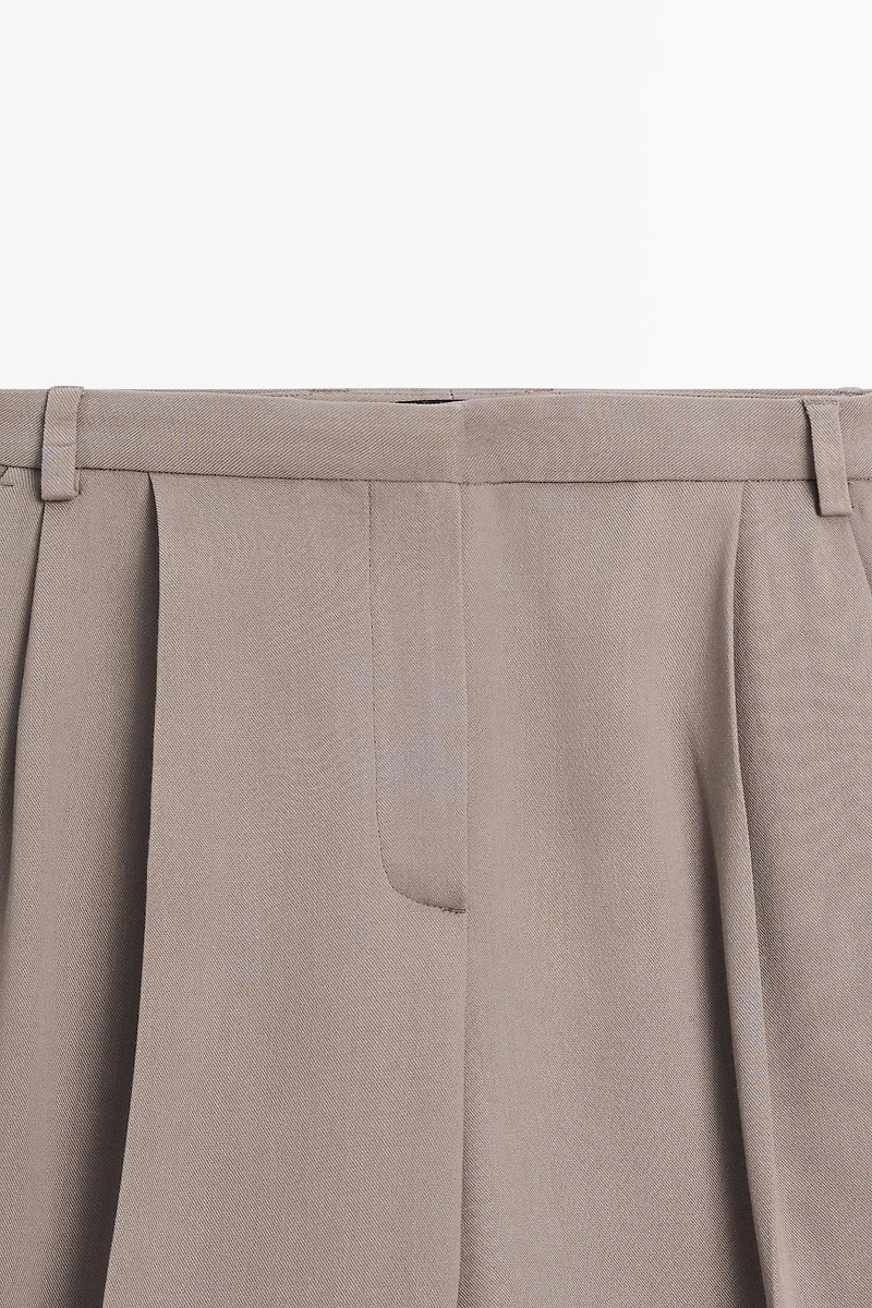 Flowing long wide-leg Bermuda shorts