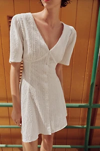 ROBE COURTE À BRODERIES PERFORÉES