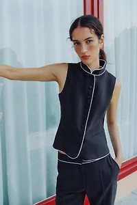 CONTRAST PIPING VEST