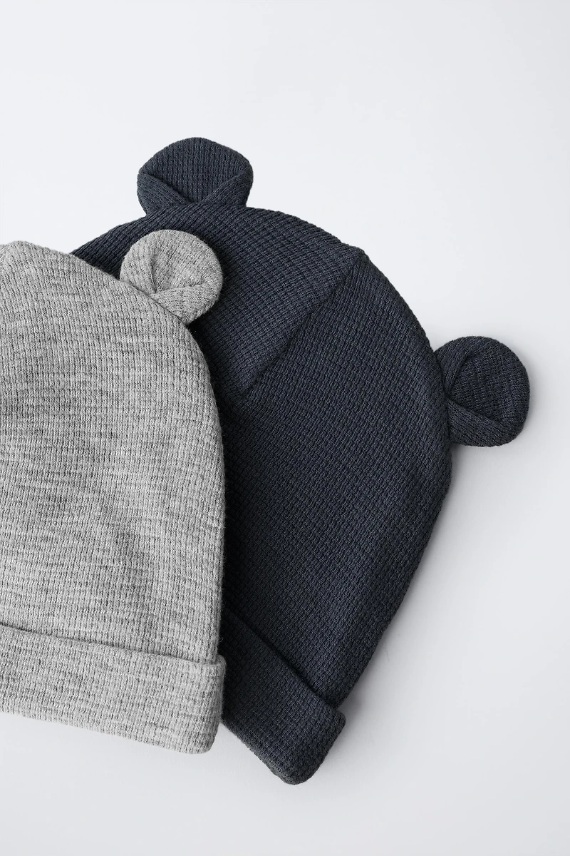 LOT DE DEUX BONNETS GAUFRÉS OREILLES