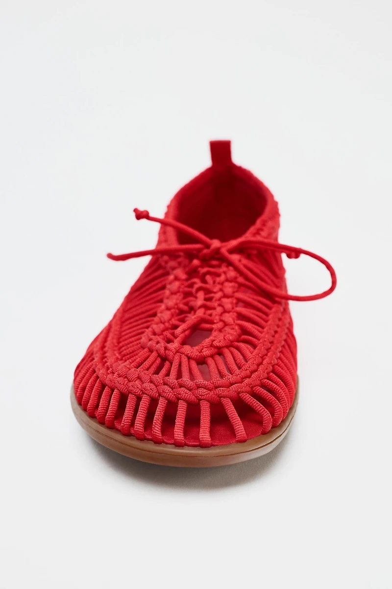CHAUSSURES TRESSÉES À CORDONS