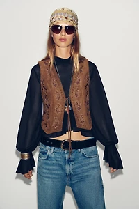 GILET EFFET DAIM BRODÉ AVEC FANTAISIE