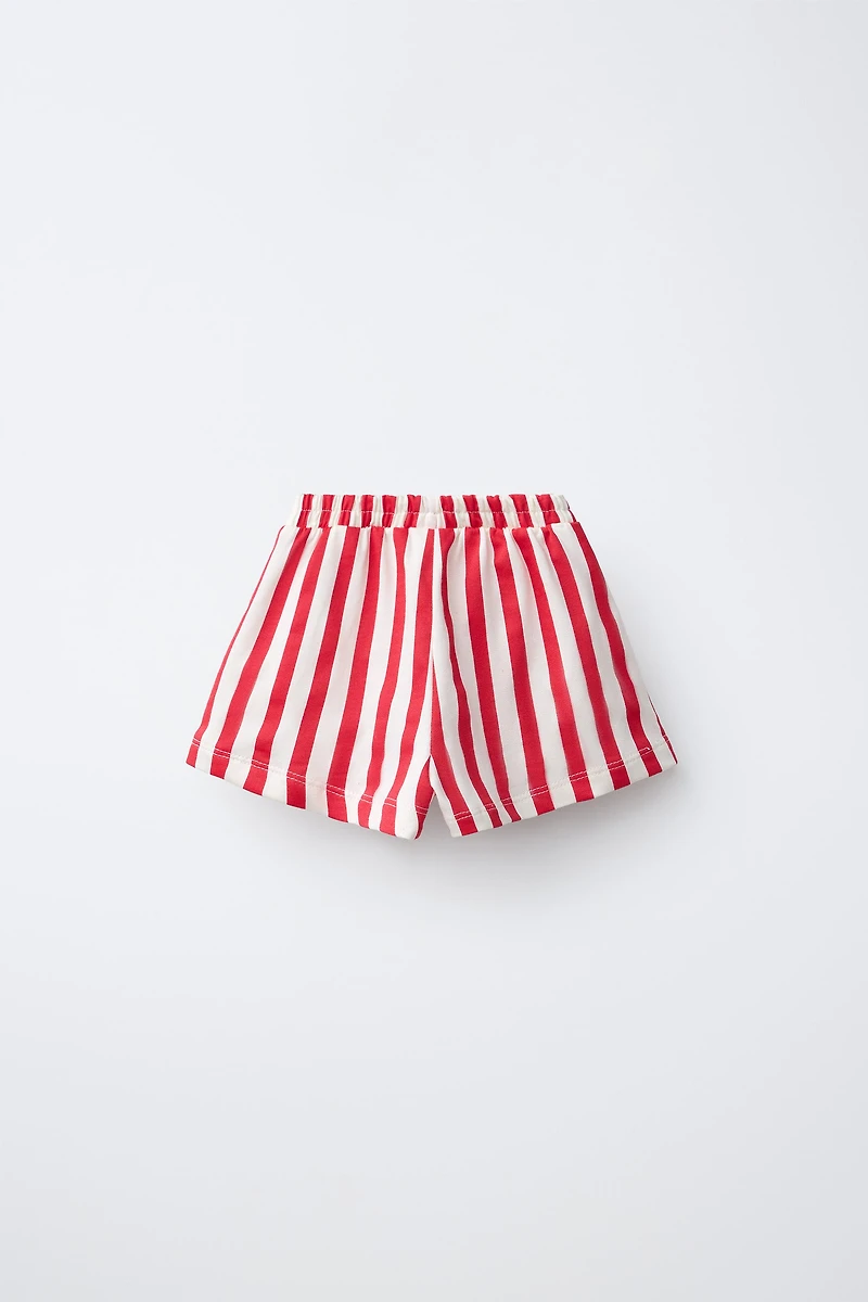 SHORT À RAYURES ET BANDES