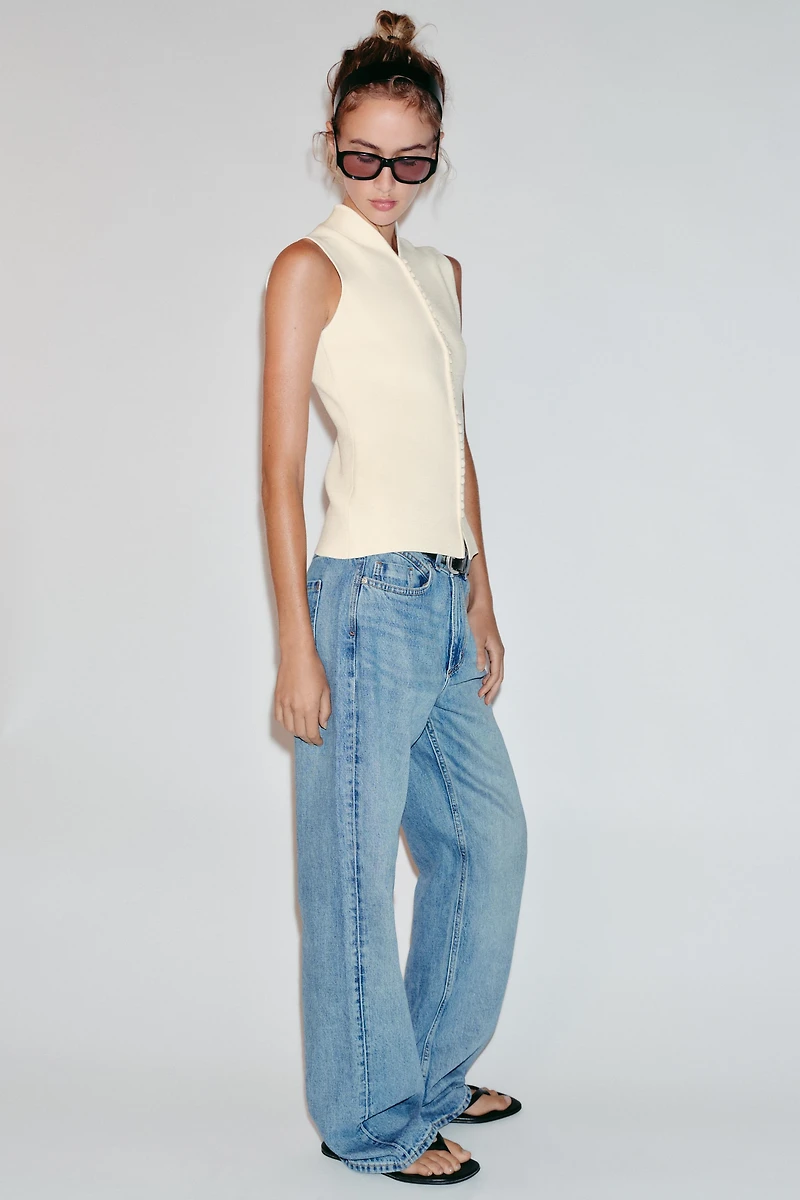 TOP SANS MANCHES EN MAILLE À BOUTONS REVÊTUS