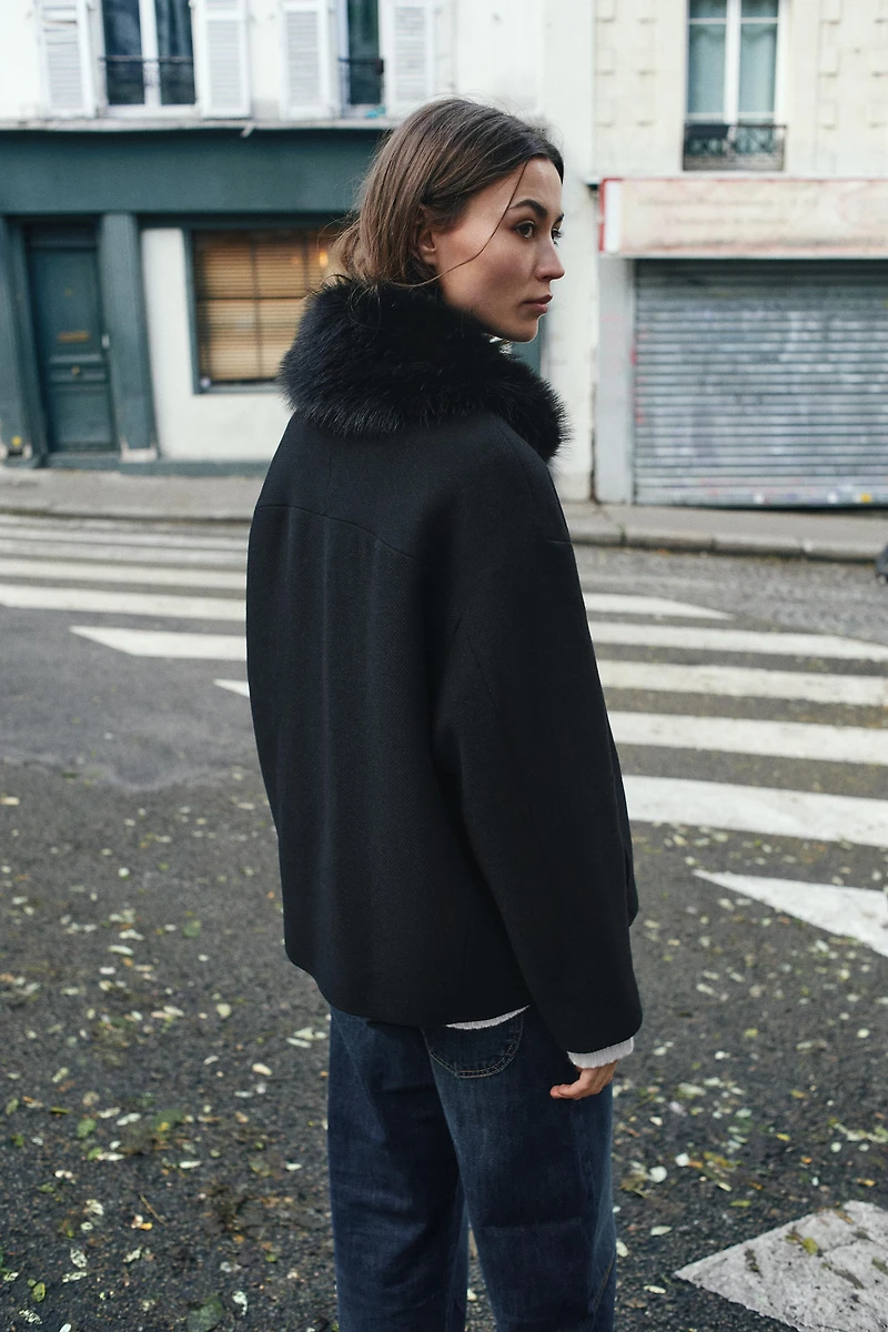 MANTEAU COURT AVEC LAINE ET REVERS EFFET FOURRURE