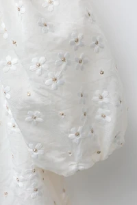 ROBE EN ORGANZA À MARGUERITES BRODÉES