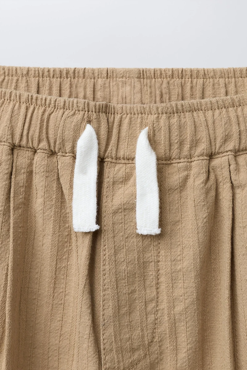 STRAIGHT TEXTURED PLEATED PANTS