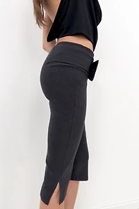 BELTED CAPRI PANTS