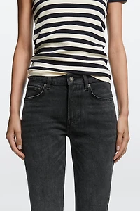 Mid-waist slim fit cropped jeans