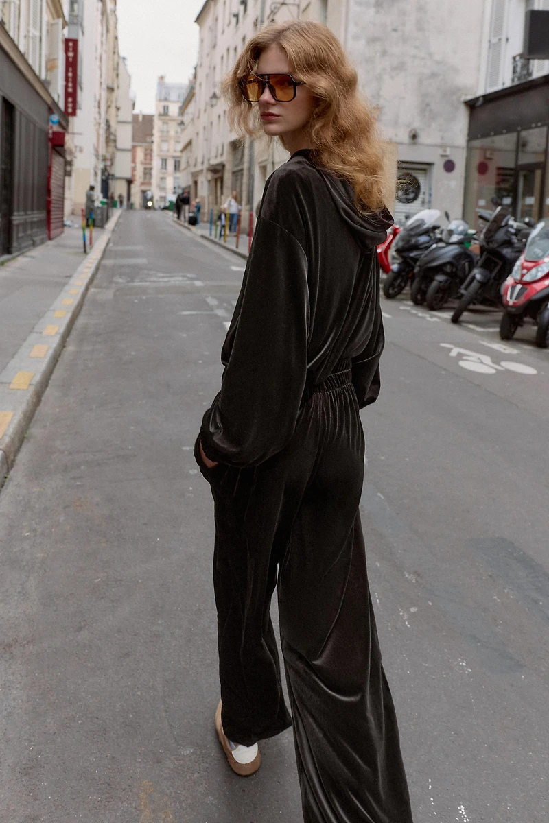 VESTE EN VELOURS À CAPUCHE