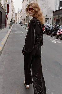 VESTE EN VELOURS À CAPUCHE