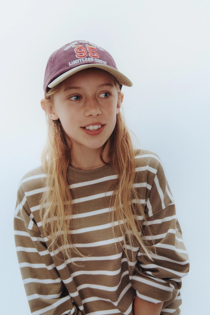 CASQUETTE EFFET DÉLAVÉ INSCRIPTION BRODÉE