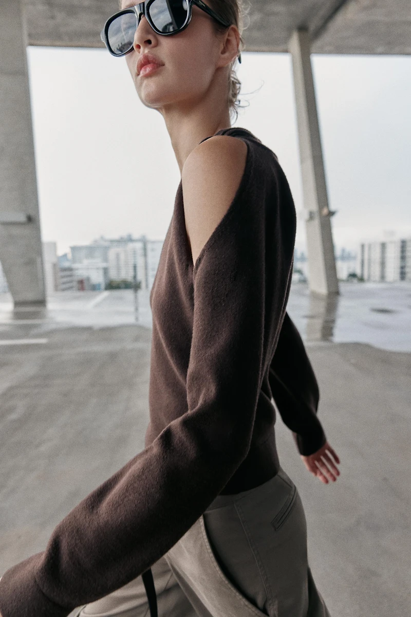 CUT-OUT KNIT JUMPER