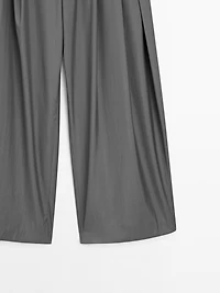 Flowing trousers with darts