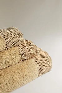 LACE TRIM BATH TOWEL
