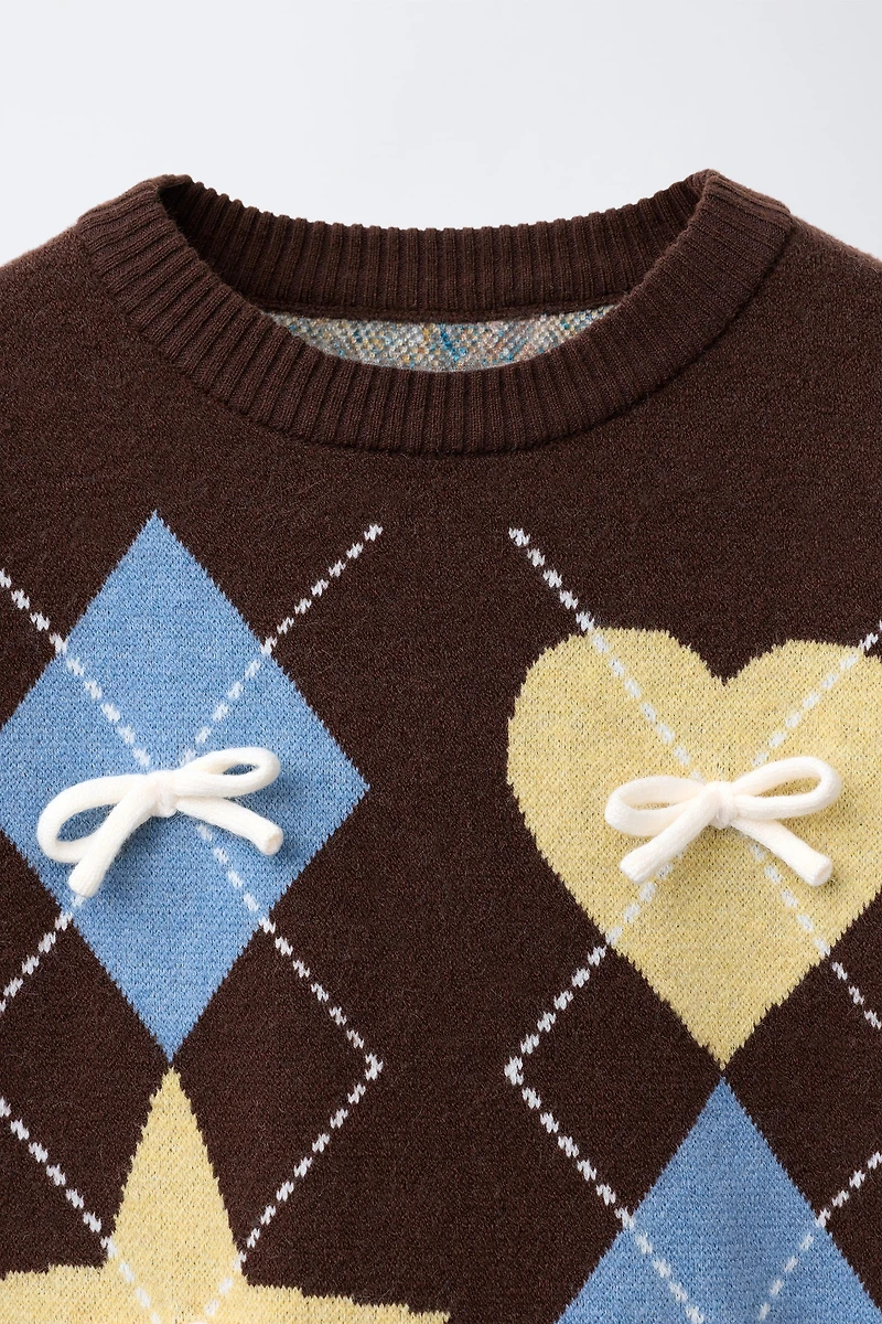PULL EN MAILLE À LOSANGES ET NŒUDS