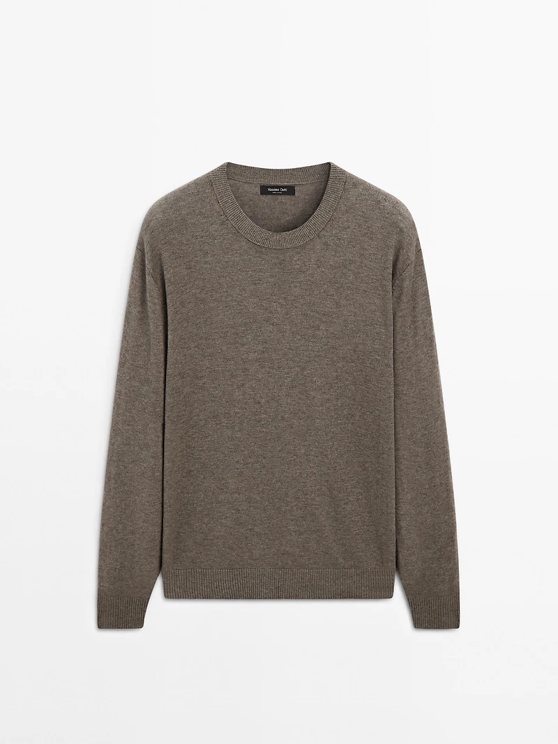 Crew neck knit sweater