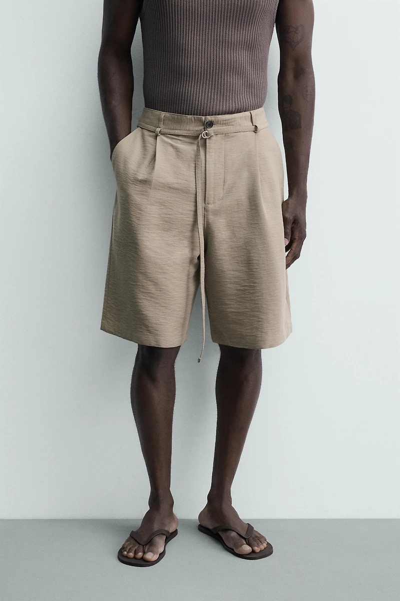 BERMUDA RELAXED FIT À PLIS ET CEINTURE