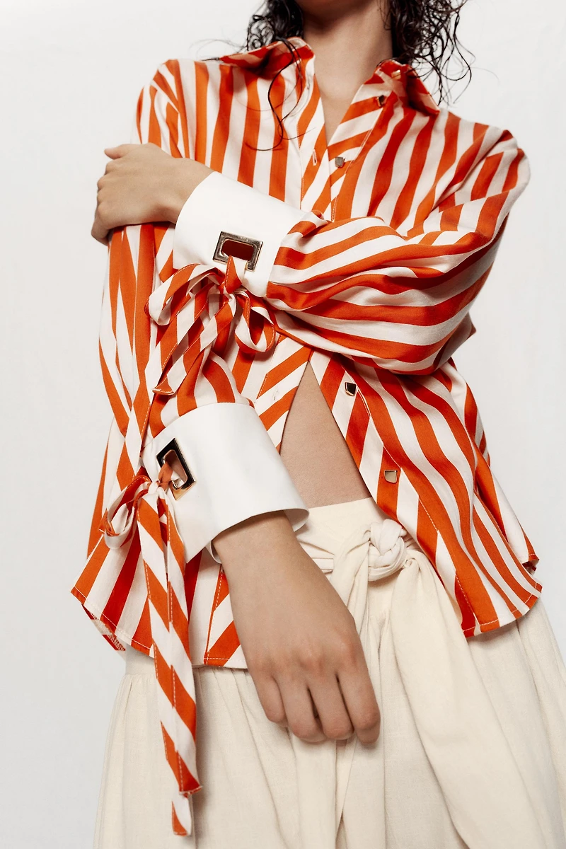 CHEMISE À RAYURES AVEC LACETS