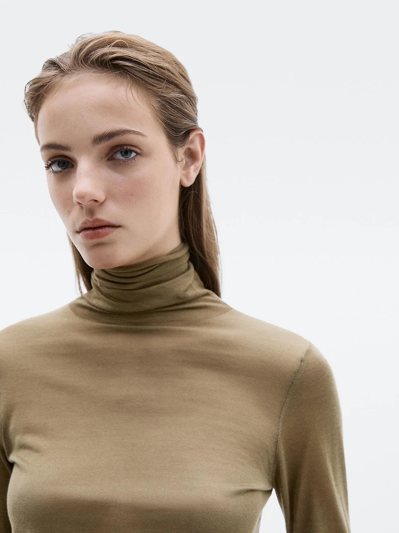 Extra fine knit 100% silk sweater with high neck - LIMITED