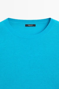 Round neck knit sweater