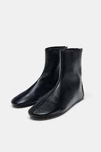 BOTTINES PLATES EN CUIR