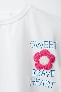 T-SHIRT À FLEURS CROCHET APPLIQUÉES