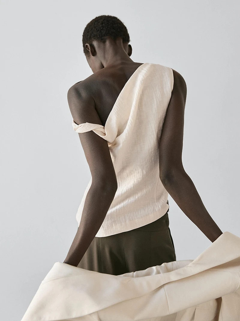Asymmetric top with knot detail
