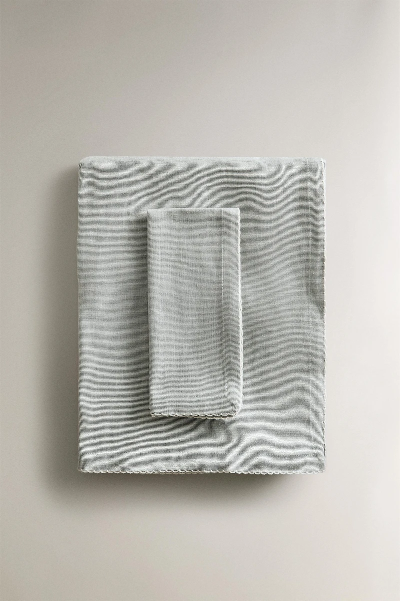 SCALLOPED TABLECLOTH
