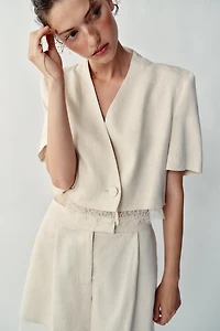 VESTE COURTE À BORDURE DENTELLE