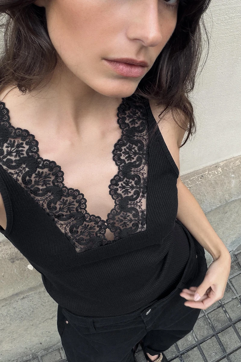 LACE RIBBED TOP