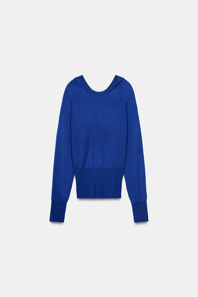 PULL EN MAILLE À CAPUCHE