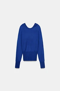 PULL EN MAILLE À CAPUCHE