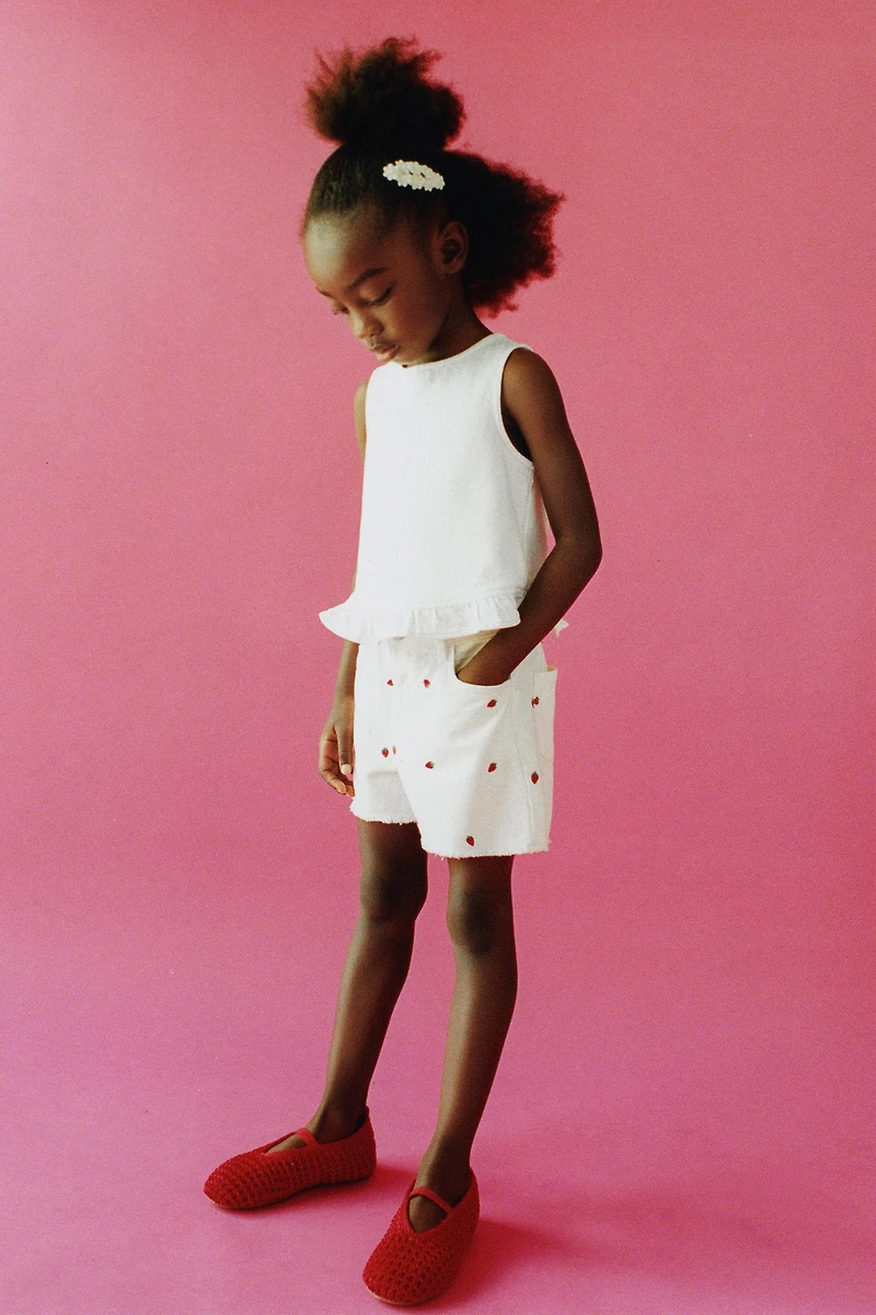SHORT EN SERGÉ MOM FIT BRODERIES FRAISES CASA LAWA X ZARA KIDS